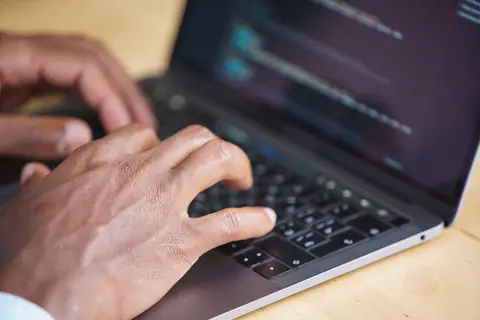 Web geliştirme çalışmasını temsil eden fotoğraf